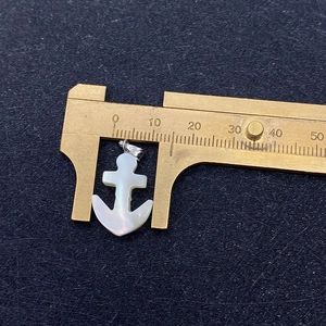 Misura dettagliata di un ciondolo ad ancora in conchiglia bianca da 15 mm con gancio
