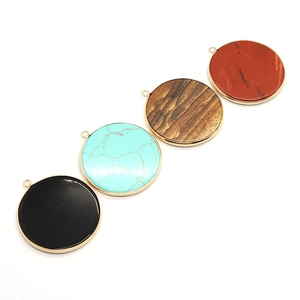 Pendentifs ronds en pierre naturelle 40mm avec bord doré en agate noire et motifs tachetés