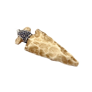 Pendentif flèche tribal avec texture en résine os de bœuf et strass brillants incrustés