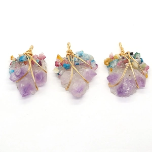 Drei handgefertigte Amethyst-Anhänger in Golddraht mit rohen Kristallclustern