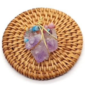 Anhänger aus Naturamethyst-Cluster mit Drahtwicklung und bunten Kristallen auf Matte