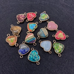 Assortiment de pendentifs cœur en pierre naturelle avec connecteurs dorés de qualité