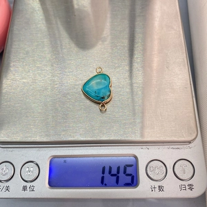 Makroaufnahme eines 1,45g herzförmigen Türkis-Anhängers mit goldenen Metallanschlüssen