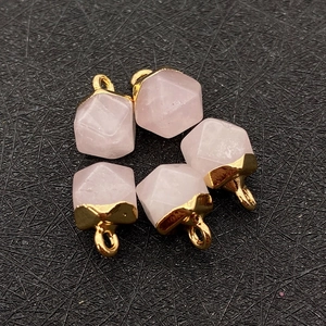Set mit fünf facettierten rosa Quarz-Anhängern mit Goldkappen für DIY-Schmuck