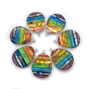 Set van zeven druppelvormige keizerlijke steenhangers met regenboogstrepen en zilveren metalen rand