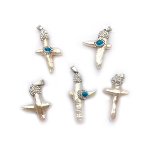 Pendenti in perla barocca naturale a forma di croce con turchese e finiture in metallo argento