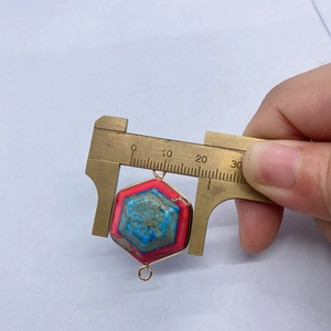 Detailansicht der 23mm hexagonalen Imperial-Stein-Verbinder mit zwei Goldringen