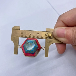 Detaillierte Messung des 25 mm sechseckigen Türkisanhängers mit goldenem Metallrahmen