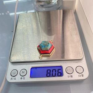 Detailansicht eines 8,06g hexagonalen Natursteinanhängers auf einer Waage