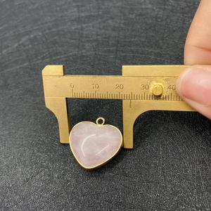 Messung des 24mm breiten Herzanhängers aus rosa Naturstein mit Goldrandfassung