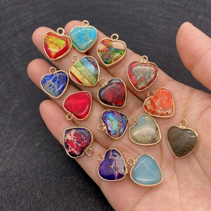 Macro de 14 colgantes de corazón en piedra imperial de colores con bordes dorados