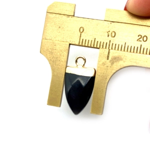 Mesure détaillée montrant la largeur de 10mm d'un pendentif cône en onyx noir facetté