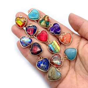 Set de 13 colgantes de corazón en piedra imperial de colores con bordes dorados y ganchos