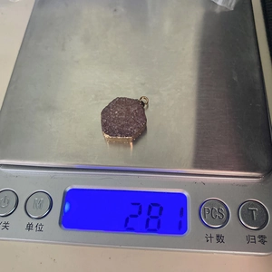 Detailansicht eines 2,81g sechseckigen Druzy-Kristallanhängers auf einer Digitalwaage