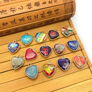 Set de 14 colgantes de corazón en piedra imperial con turquesa colorida y marcos dorados