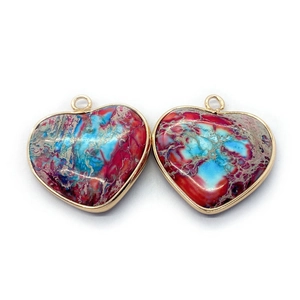 Detailansicht von zwei herzförmigen Ocean Jasper Anhängern mit goldenem Metallrand