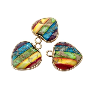 Tres colgantes de corazón de piedra imperial con rayas de colores y marcos de metal dorado