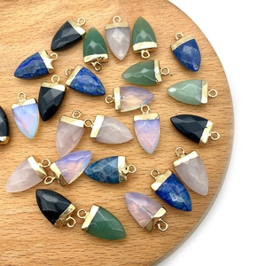 Pendentifs en pierres précieuses facettées multicolores avec boucles plaquées or