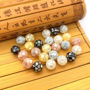 Perles de nacre mosaïque artisanales aux couleurs irisées sur un tapis en bambou