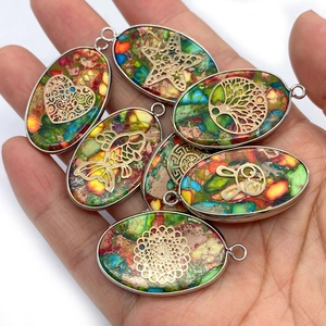 Pendentifs ovales en pierre naturelle avec ornements en métal doré et motifs colorés