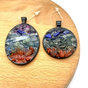 Bunte Naturstein-Anhänger in Oval- und Rundform mit schwarzen Metallrahmen für DIY-Schmuck