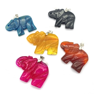 Pendentifs éléphants en agate naturelle de cinq couleurs avec fermoirs en métal argenté