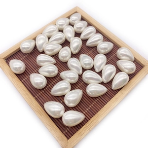Perle finte a goccia bianco crema per creazione di gioielli fai da te su vassoio
