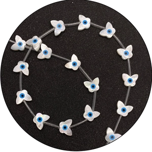 Irisierende Schmetterlingsperlen aus Meeresmuscheln mit Evil Eye Motiv für Schmuck