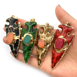 Pendentifs flèche en résine avec pierres naturelles et bordures métalliques dorées