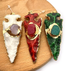 Trois pendentifs bohèmes en résine blancs, rouges et verts avec bordure en métal doré