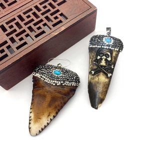 Pendente Vintage in Resina a Forma di Dente Con Accenti di Strass Turchese e Design a Teschio per Gioielleria Fai da Te