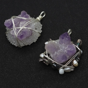 Handgefertigte Amethyst-Anhänger mit Silberdrahtwicklung und barocken Perlendetails
