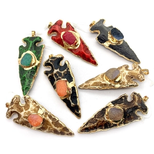 Ensemble de pendentifs flèches avec bordure dorée et incrustation de pierres