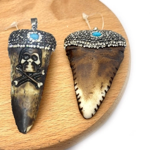 Ciondoli in resina di pietra naturale con teschio inciso e chiusura con strass neri