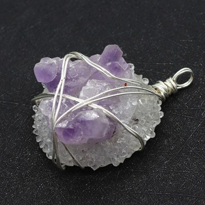 Detailaufnahme des handgefertigten Drahtanhängers aus violettem Amethyst und Bergkristall