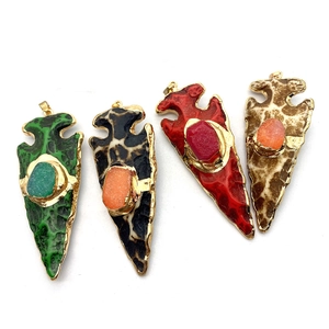 Pendentifs en résine de style tribal avec dorure et pointes de flèches en cristal