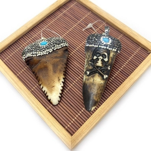 Ciondolo vintage in resina a forma di dente con strass e teschio su tappeto di bambù