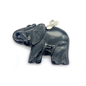 Détail de l'éléphant sculpté en agate noire avec fermoir en métal argenté poli
