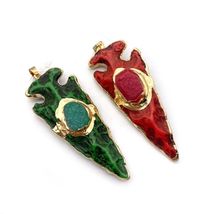Détails des pendentifs en forme de flèche vert et rouge avec bordure dorée et résine