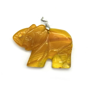Gros plan détaillé du pendentif éléphant en agate jaune avec bélière en argent