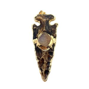 Pendentif en pointe de flèche avec pierre naturelle brune, cristal druzy et dorure métallique