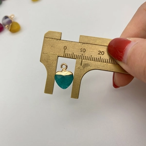 Detailmessung des herzförmigen Natursteinanhängers mit Goldkappe zeigt eine Breite von 10mm