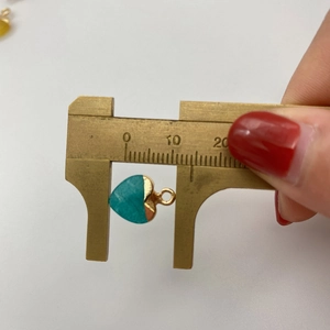 Messen der Breite des Herz-Edelsteinanhängers mit einem Messschieber für DIY-Schmuck