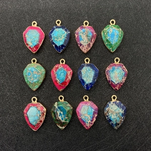Detalle de 12 colgantes de piedra natural con borde dorado para la creación de joyas