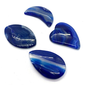 Dettaglio di ciondoli in agata striata blu a forma di cuore, luna e goccia per creazione DIY