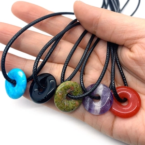 Lot de cinq pendentifs donut en pierre naturelle de 20mm avec colliers noirs
