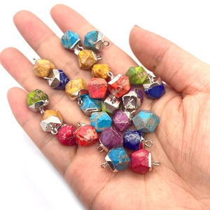 Présentation manuelle de pendentifs polygonaux en pierre naturelle 9x13mm de couleurs mixtes