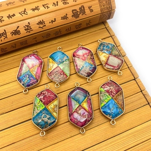Pendentifs hexagonaux en pierre empereur avec bordure dorée et doubles connecteurs