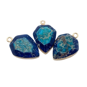 Tres colgantes de piedra imperial turquesa facetada con borde dorado y anillo de metal