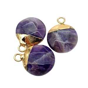 Set mit drei facettierten lila Amethyst-Anhängern mit unregelmäßigen vergoldeten Kanten